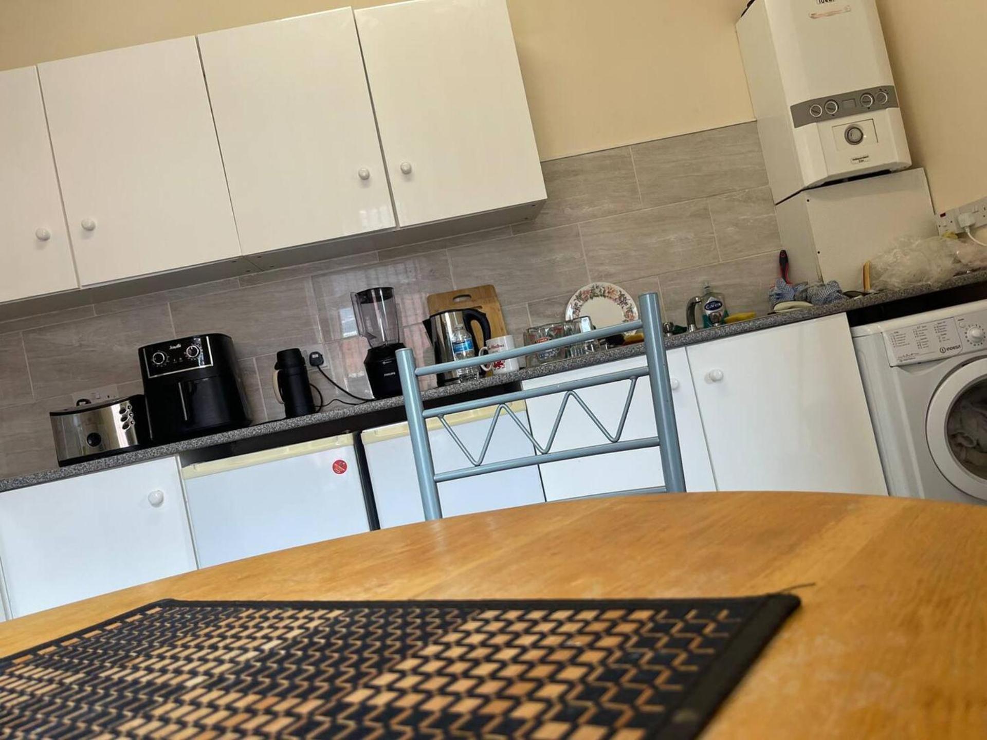2-Bed Apartment - Sleeps 4 - Street Parking - Wifi Manchester Buitenkant foto