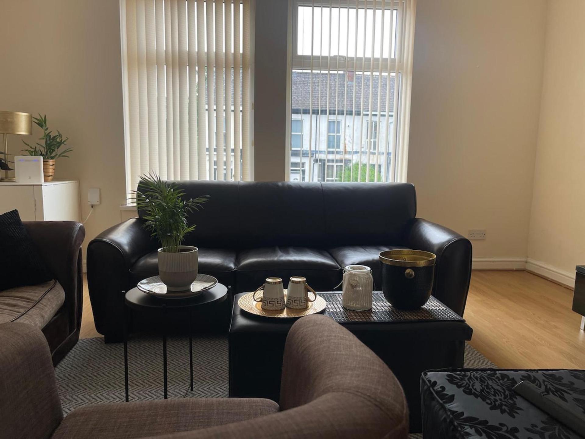 2-Bed Apartment - Sleeps 4 - Street Parking - Wifi Manchester Buitenkant foto