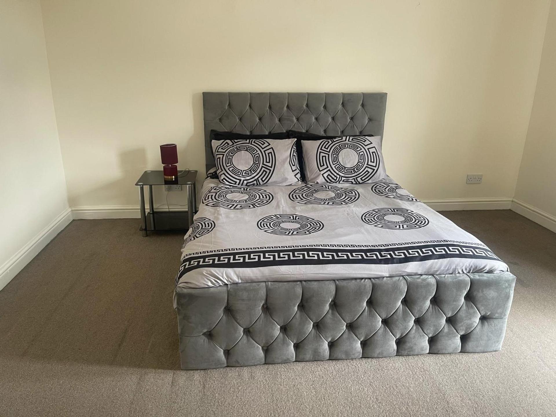 2-Bed Apartment - Sleeps 4 - Street Parking - Wifi Manchester Buitenkant foto