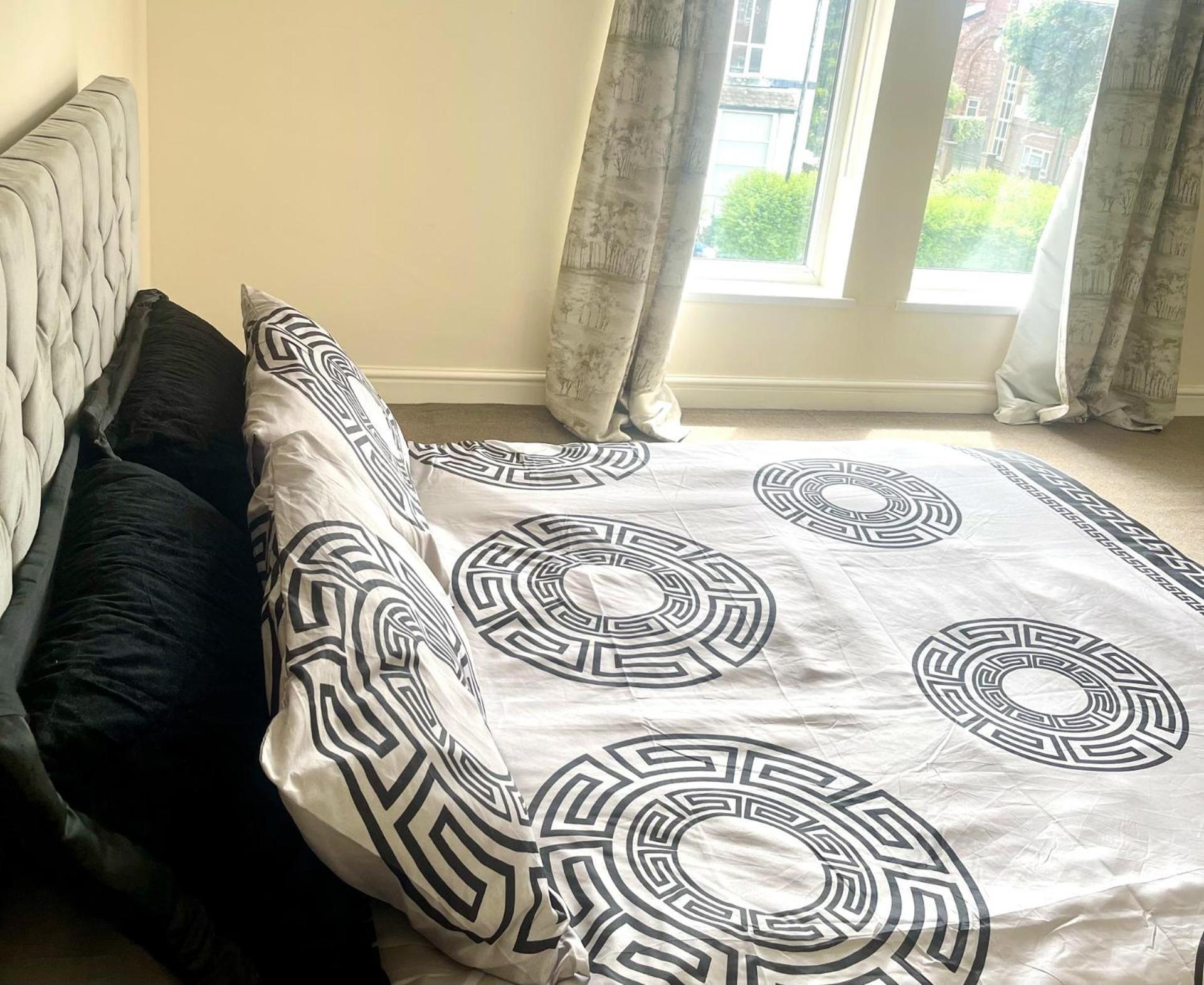2-Bed Apartment - Sleeps 4 - Street Parking - Wifi Manchester Buitenkant foto