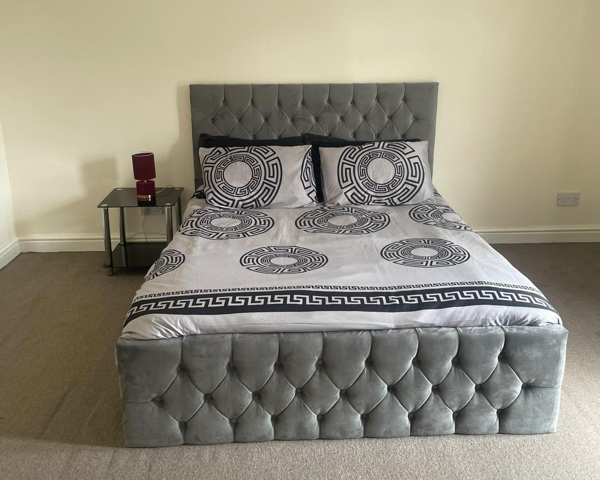 2-Bed Apartment - Sleeps 4 - Street Parking - Wifi Manchester Buitenkant foto