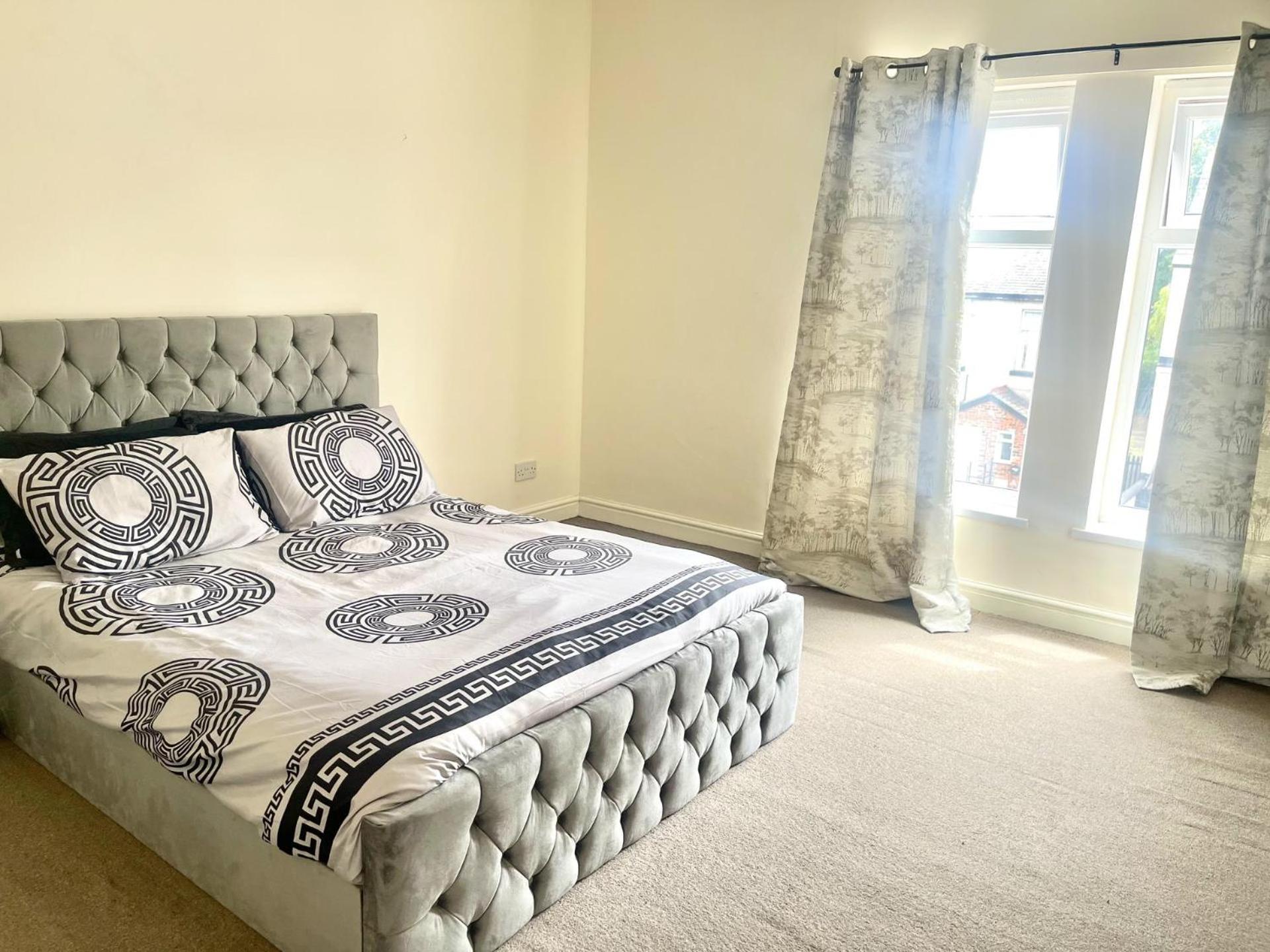 2-Bed Apartment - Sleeps 4 - Street Parking - Wifi Manchester Buitenkant foto